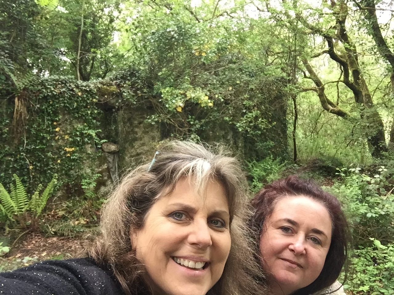 Mindie Burgoyne and Ruth O'Hagan at Biddy Early's cottage